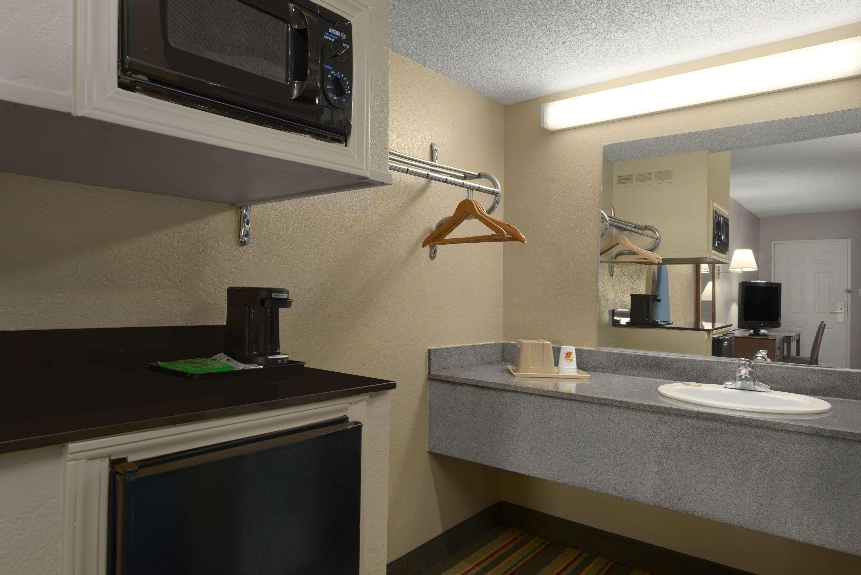 Super 8 By Wyndham Meridian Exterior photo