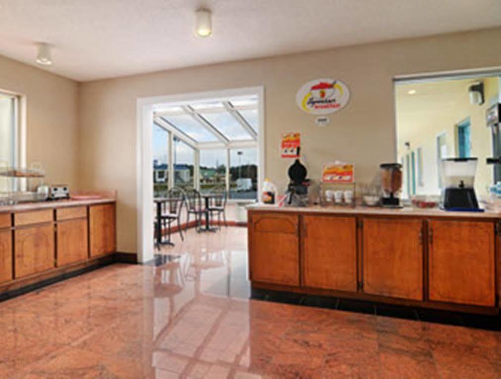 Super 8 By Wyndham Meridian Exterior photo