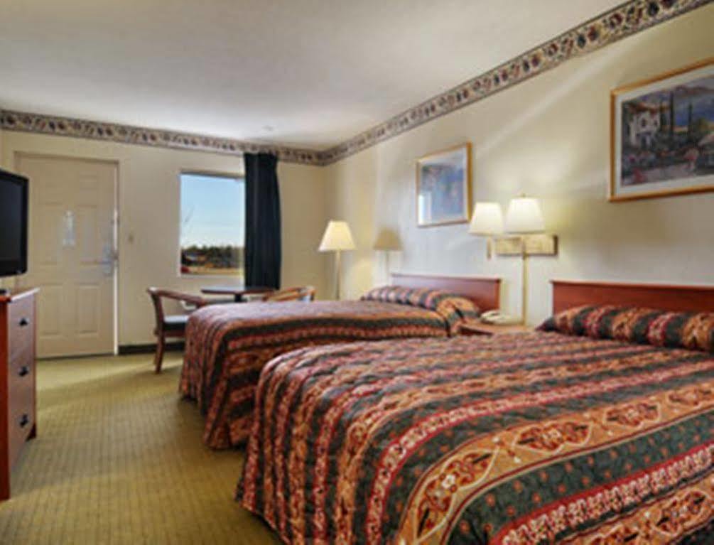 Super 8 By Wyndham Meridian Exterior photo
