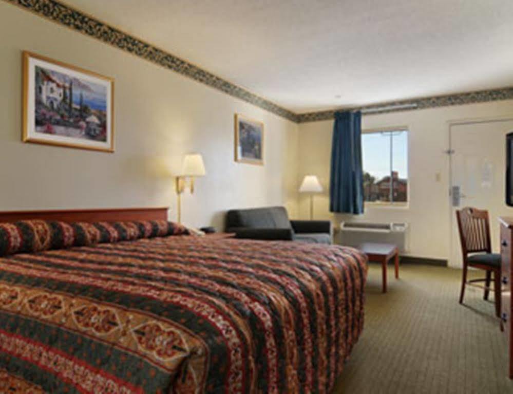 Super 8 By Wyndham Meridian Exterior photo
